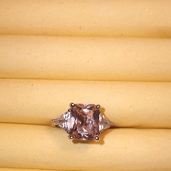 Pink Stoneleigh 2 side triangle faux diamonds  ring Size 7 - Picture 1 of 7